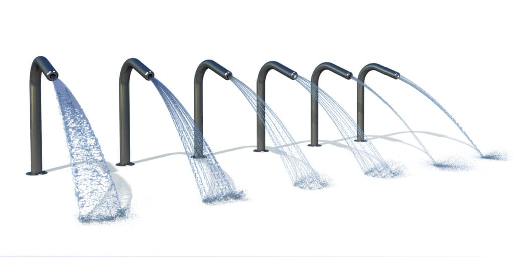 Sechs schwarze Wasserfontänen aus Metall sind in einer Reihe aufgereiht und versprühen von links nach rechts in immer feineren Strahlen Wasser vor einem schlichten weißen Hintergrund.