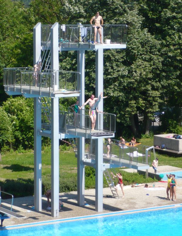 R280 2005 Sprungturm 10m Trostberg 04 Ausschnitt Retusche I Ihr Experte für Schwimmsportgeräte und Wasserattraktionen für öffentliche Schwimmbäder