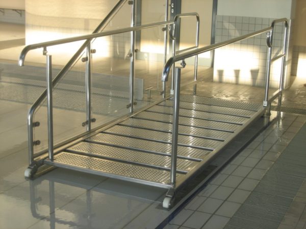 R300 Hubbodentreppe flach I Ihr Experte für Schwimmsportgeräte und Wasserattraktionen für öffentliche Schwimmbäder