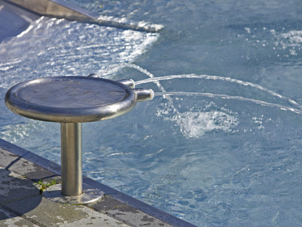 Triade Wasserspritze I Ihr Experte für Schwimmsportgeräte und Wasserattraktionen für öffentliche Schwimmbäder