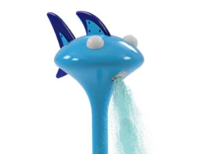 Die OXY Dusche Hai R201909-20 ist ein blaues, haiförmiges Wasserspiel mit Flossen und Augen, das Wasser aus seinem Maul versprüht und perfekt für Kinderplanschbecken oder Spielplätze ist.