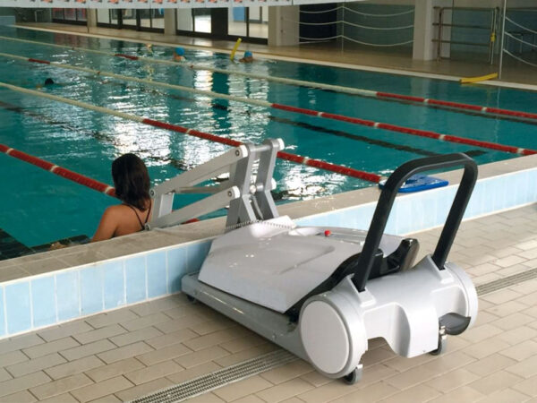 R37 mobiler Schwimmbadlifter Milieu 2 I Ihr Experte für Schwimmsportgeräte und Wasserattraktionen für öffentliche Schwimmbäder
