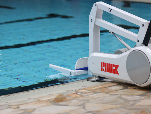 ROIGK R36 mobiler Schwimmbadlifter i Swim 1 Ihr Experte für Schwimmsportgeräte und Wasserattraktionen für öffentliche Schwimmbäder