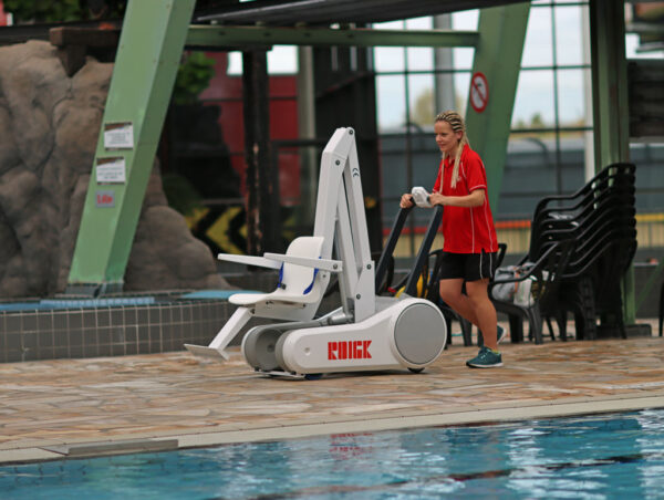 ROIGK R36 mobiler Schwimmbadlifter i Swim 7 Ihr Experte für Schwimmsportgeräte und Wasserattraktionen für öffentliche Schwimmbäder