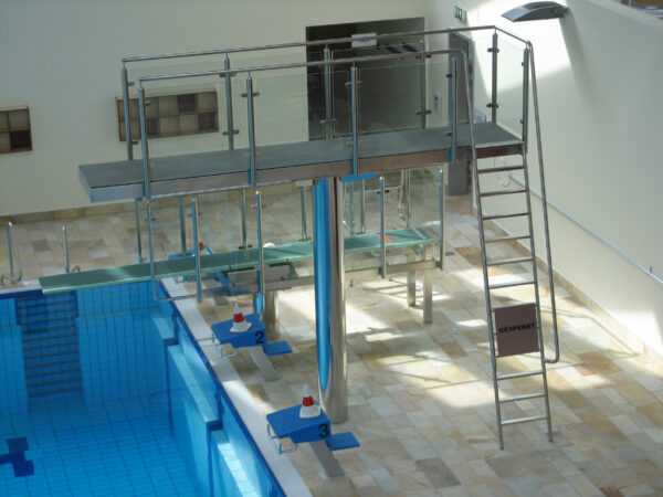 R260 2005 Plattform oben I Ihr Experte für Schwimmsportgeräte und Wasserattraktionen für öffentliche Schwimmbäder