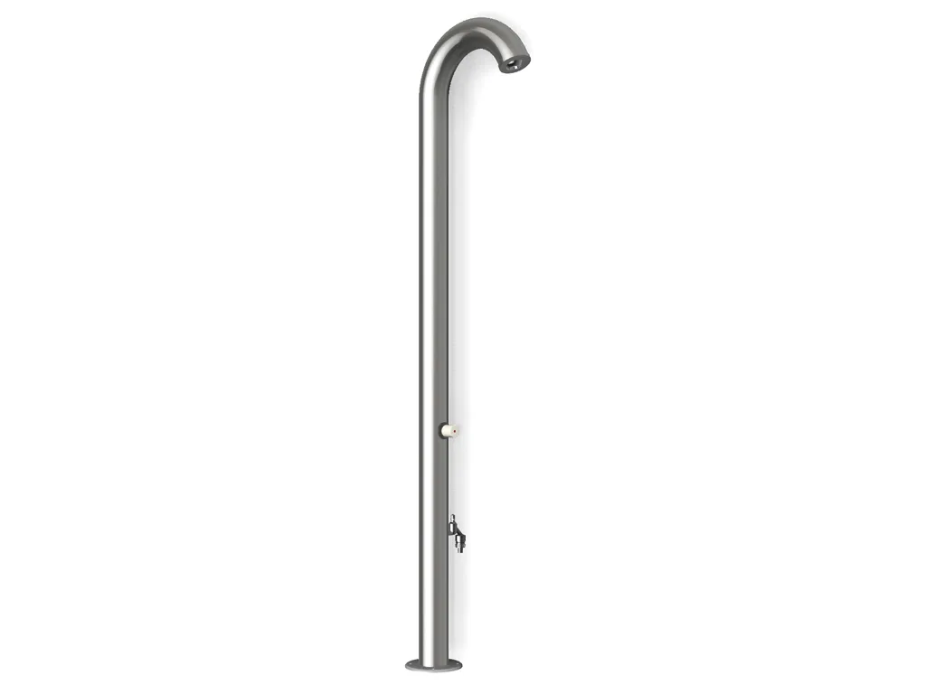 Die Standdusche R43 ist eine hohe, geschwungene Edelstahl-Außendusche mit oberer Kopfbrause, Ventilsteuerung in mittlerer Höhe, unterem Auslauf und rundem Sockel - wassersparend und zeitlos gestaltet.