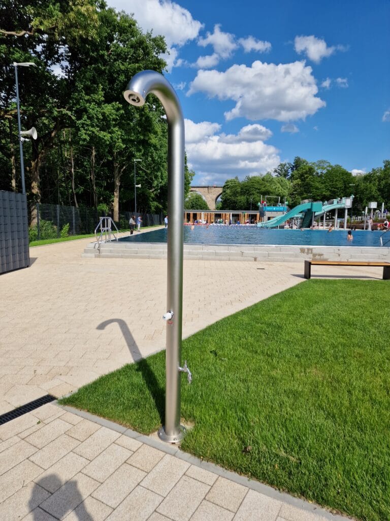 Standduschen, die einfach funktionieren. Jeden Tag. ROIGK 20220527 170912 1 Ihr Experte für Schwimmsportgeräte und Wasserattraktionen für öffentliche Schwimmbäder